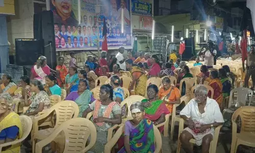 அதிமுக பொதுக்கூட்டத்தில் டோக்கன் வழங்க காலதாமதம்: முதியவர்கள் புலம்பல்
