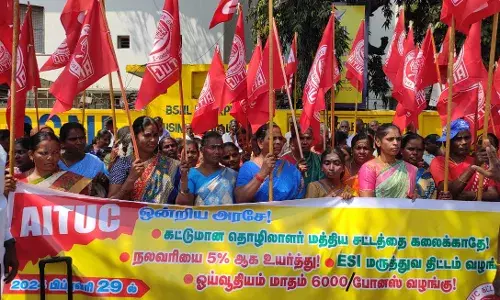 கோவையில் கோரிக்கைகளை வலியுறுத்தி கட்டிட தொழிலாளர்கள் ஆர்ப்பாட்டம் கோவையில் கோரிக்கைகளை வலியுறுத்தி கட்டிட தொழிலாளர்கள் ஆர்ப்பாட்டம்