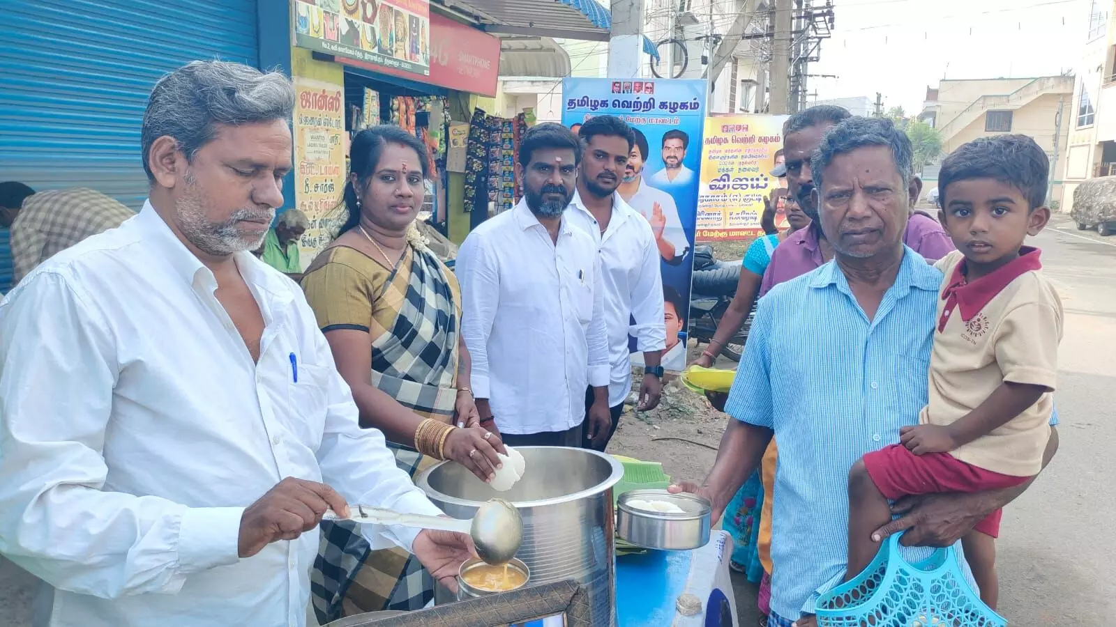 தமிழக வெற்றி கழகம் சார்பில் ஏழை எளிய மக்களுக்கு காலை உணவு வழங்கல் தமிழக வெற்றி கழகம் சார்பில் ஏழை எளிய மக்களுக்கு காலை உணவு வழங்கல்