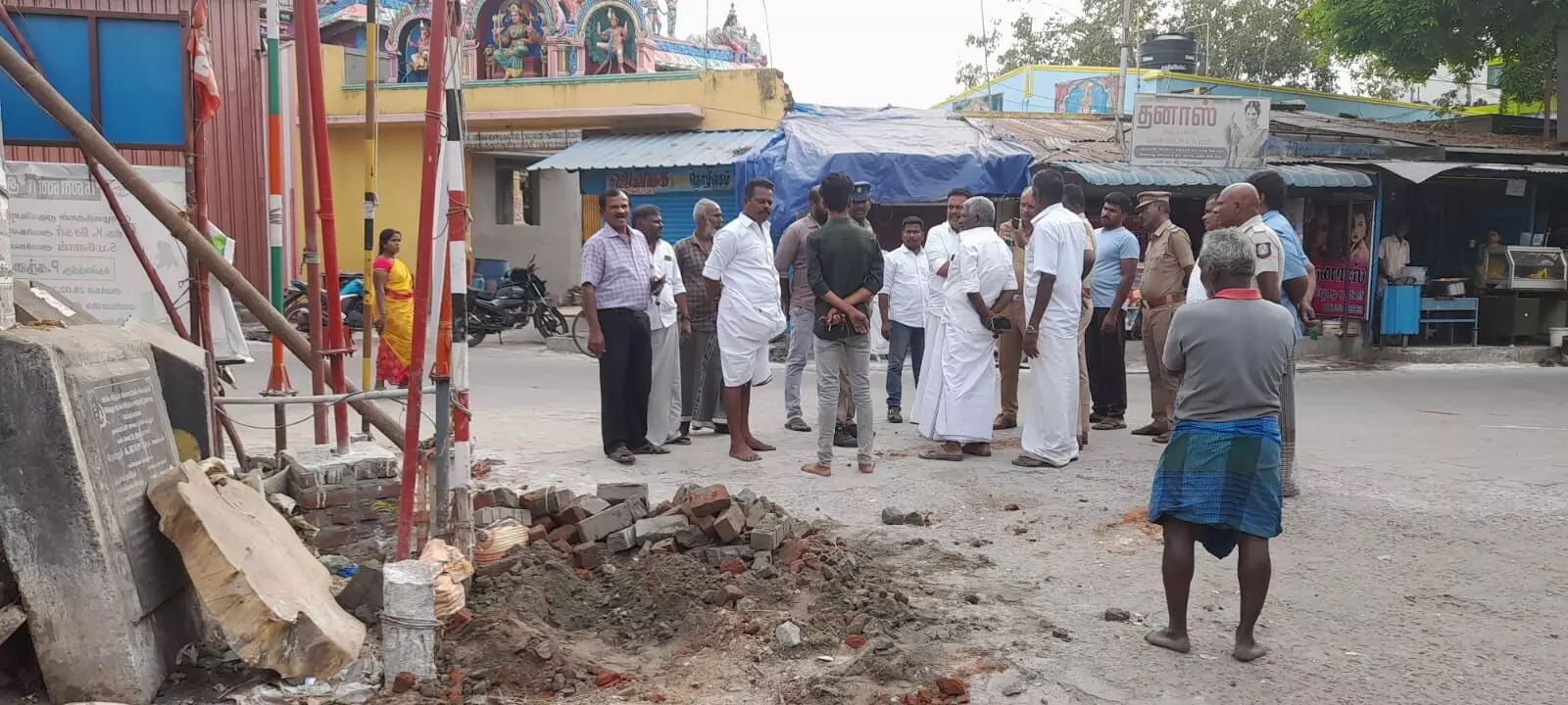 சோழவந்தானில், அமமுக கட்சிக் கொடி பீடம் அகற்றம்: பரபரப்பு சோழவந்தானில், அமமுக கட்சிக் கொடி பீடம் அகற்றம்: பரபரப்பு