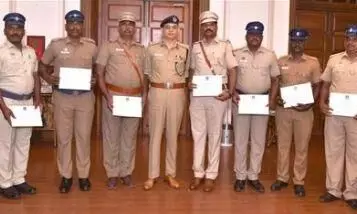 கூட்டுறவு வங்கி கொள்ளை முயற்சி: குற்றவாளிகளை கைது செய்த போலீசாருக்கு பாராட்டு கூட்டுறவு வங்கி கொள்ளை முயற்சி: குற்றவாளிகளை கைது செய்த போலீசாருக்கு பாராட்டு
