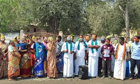 சிப்காட் திட்டத்திற்கு எதிர்ப்பு தெரிவித்து விவசாயிகள் நூதன ஆர்ப்பாட்டம் சிப்காட் திட்டத்திற்கு எதிர்ப்பு தெரிவித்து விவசாயிகள் நூதன ஆர்ப்பாட்டம்