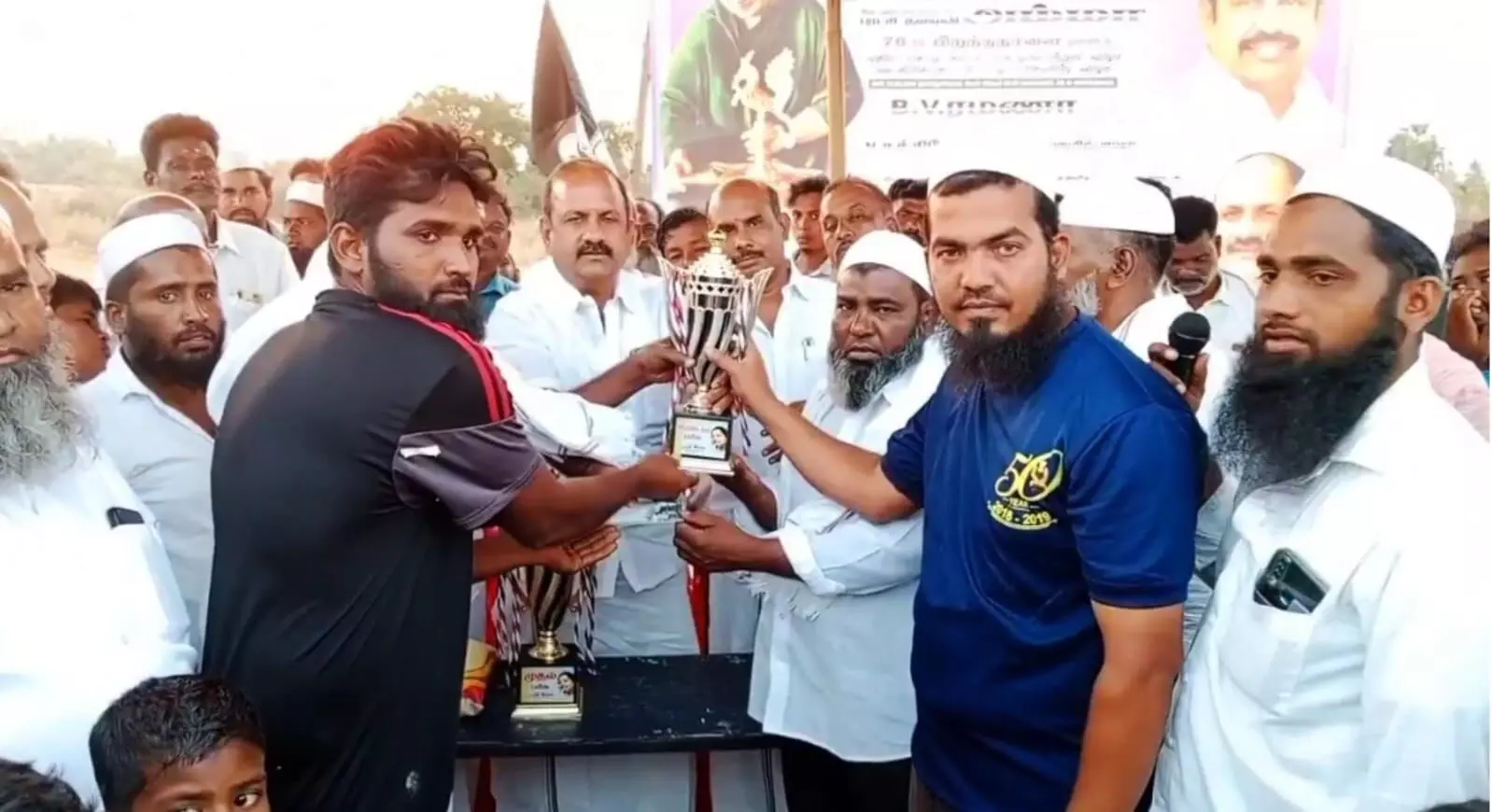 ஜெயலலிதா பிறந்த நாளையொட்டி கட்சி கொடி ஏற்றி இனிப்பு வழங்கிய முன்னாள் அமைச்சர் ஜெயலலிதா பிறந்த நாளையொட்டி கட்சி கொடி ஏற்றி இனிப்பு வழங்கிய முன்னாள் அமைச்சர்