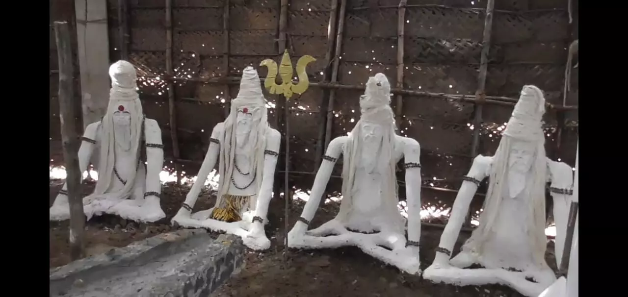 பிரம்மா,விஷ்ணு,சிவன் மும்மூர்திகளை ஏகபாத மூர்த்தி தோற்றத்தில் கிளைகள் வடிவமைப்பு பிரம்மா,விஷ்ணு,சிவன் மும்மூர்திகளை ஏகபாத மூர்த்தி தோற்றத்தில் கிளைகள் வடிவமைப்பு