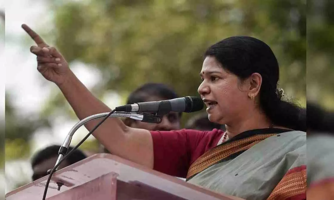 கனிமொழி கூட்டத்தில் போதை ஆசாமி..! கனிமொழி கூட்டத்தில் போதை ஆசாமி..!