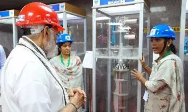 இந்தியாவின் முதல் உள்நாட்டு வேக ஈனுலையில் கோர் லோடிங் பணியைப் பார்வையிட்ட பிரதமர் இந்தியாவின் முதல் உள்நாட்டு வேக ஈனுலையில் கோர் லோடிங் பணியைப் பார்வையிட்ட பிரதமர்