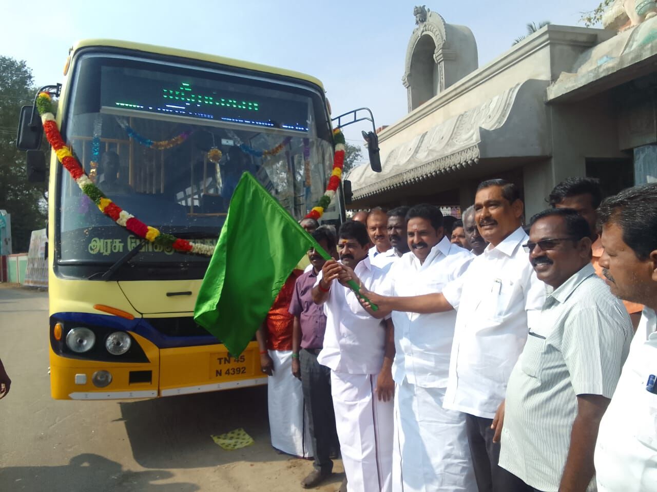 ஸ்ரீரங்கத்தில் புதிய பேருந்து சேவையை தொடங்கி வைத்த சட்டமன்ற உறுப்பினர்