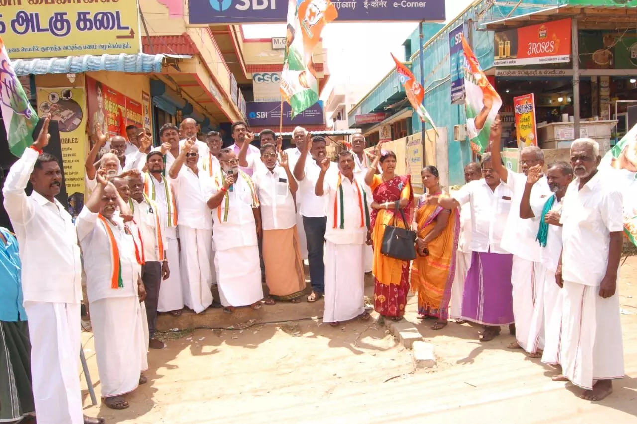 மத்திய அரசைக் கண்டித்து மதுரை அருகே காங்கிரஸ் கட்சியினர் ஆர்ப்பாட்டம் மத்திய அரசைக் கண்டித்து மதுரை அருகே காங்கிரஸ் கட்சியினர் ஆர்ப்பாட்டம்
