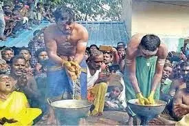 செங்கம் அருகே கொதிக்கும் எண்ணெயில் கை விட்டு வடை சுட்ட பக்தரால் பரவசம் செங்கம் அருகே கொதிக்கும் எண்ணெயில் கை விட்டு வடை சுட்ட பக்தரால் பரவசம்