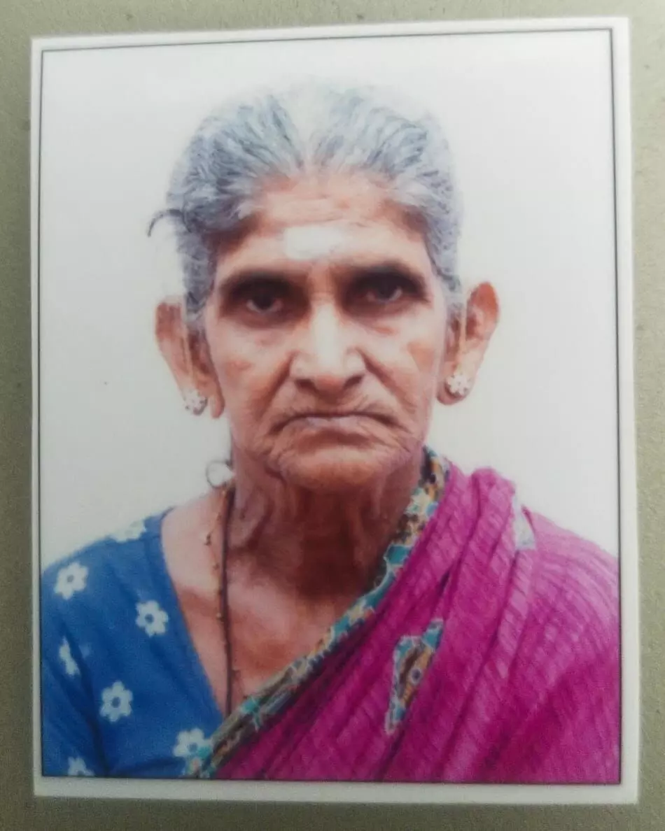 ஓட்டுனர் கட்டுப்பாட்டை இழந்து தாறுமாறாக ஓடிய லாரியில் மூதாட்டி சிக்கி உயிரிழப்பு ஓட்டுனர் கட்டுப்பாட்டை இழந்து தாறுமாறாக ஓடிய லாரியில் மூதாட்டி சிக்கி உயிரிழப்பு