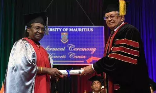 குடியரசுத் தலைவருக்கு மொரீஷியஸ் பல்கலைக்கழகம் கௌரவ டாக்டர் பட்டம் வழங்கல் குடியரசுத் தலைவருக்கு மொரீஷியஸ் பல்கலைக்கழகம் கௌரவ டாக்டர் பட்டம் வழங்கல்