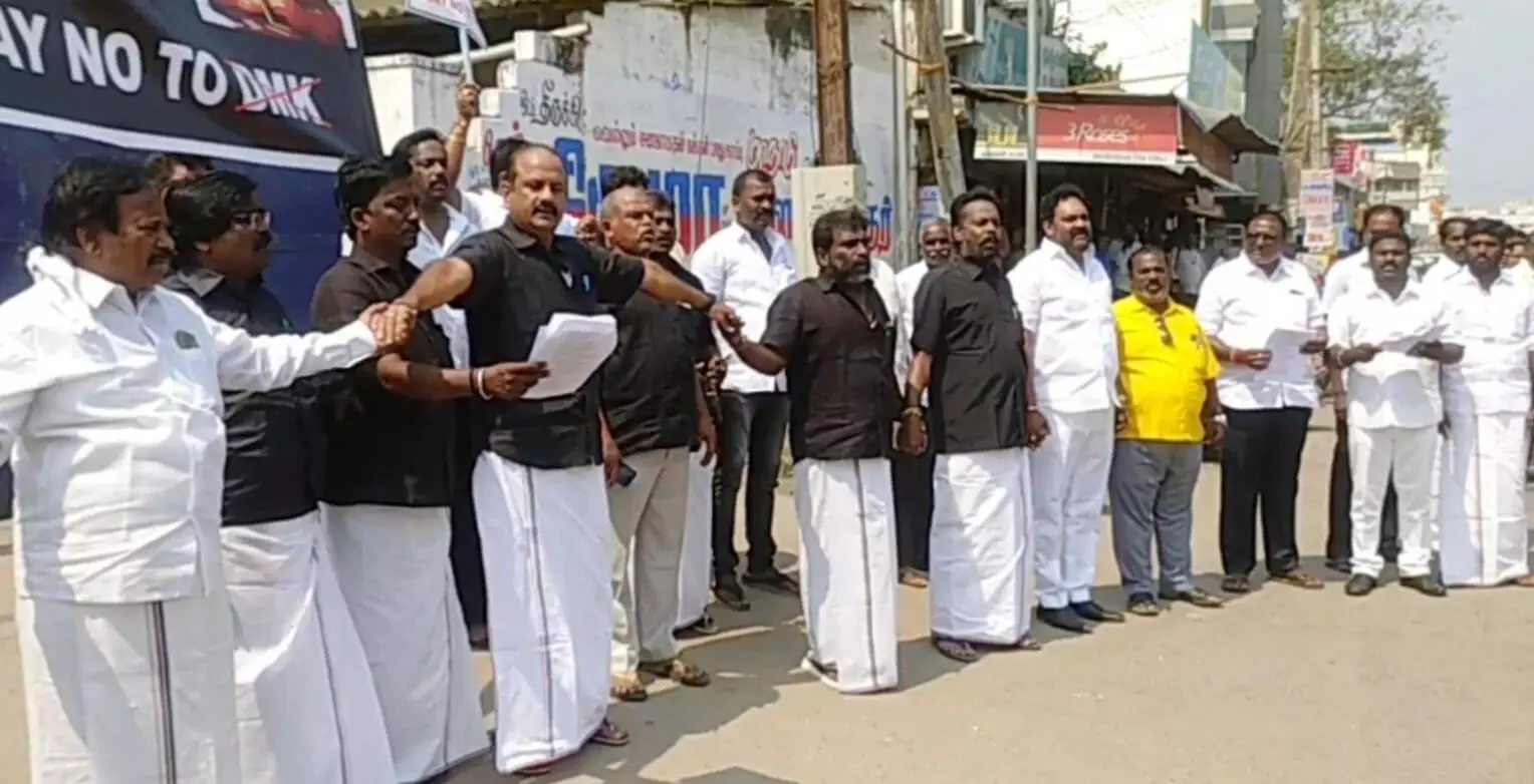 திமுக அரசை கண்டித்து அதிமுக மனித சங்கிலி போராட்டம் திமுக அரசை கண்டித்து அதிமுக மனித சங்கிலி போராட்டம்
