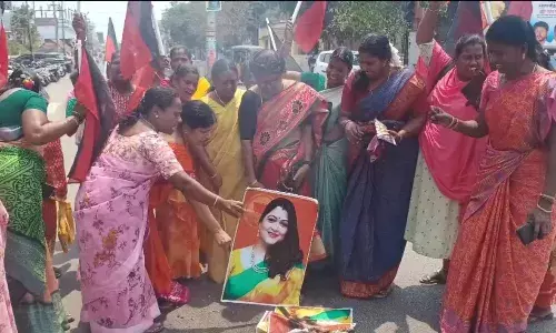 திமுக மகளிரணி சார்பில் நடிகை குஷ்பூ படம் எரித்து ஆர்ப்பாட்டம்..!