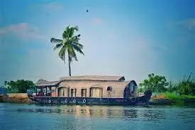 கேரளத்தின் மயக்கும் பின்நீர்: சொர்க்கத்தின் ஒரு பார்வை! கேரளத்தின் மயக்கும் பின்நீர்: சொர்க்கத்தின் ஒரு பார்வை!