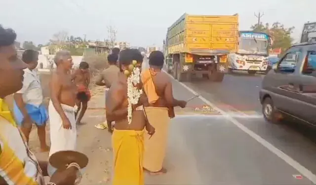 இந்த காலத்திலுமா இப்படி? செங்கம் தேசிய நெடுஞ்சாலையில் பேய் நடமாட்டம் இருப்பதாக சிறப்பு பூஜைகள் இந்த காலத்திலுமா இப்படி? செங்கம் தேசிய நெடுஞ்சாலையில் பேய் நடமாட்டம் இருப்பதாக சிறப்பு பூஜைகள்
