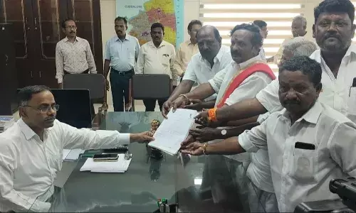 மயிலாடுதுறை நாடாளுமன்ற தொகுதி பாமக வேட்பாளர்  வேட்புமனு தாக்கல்..!