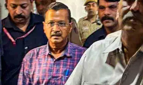 சுத்திச்சுத்தி அடிவாங்கும் டெல்லி முதல்வர் கெஜ்ரிவால்..!