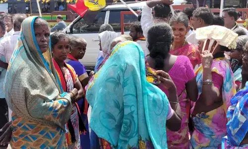 பிரசாரத்திற்கு  சொன்ன டைமுக்கு வராத பிரேமலதா! பொதுமக்கள் அவதி