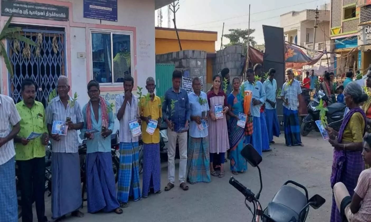 ஈரோடு: ஜம்பையில் பொதுமக்களுக்கு மரக்கன்றுகள் வழங்கி தேர்தல் விழிப்புணர்வு ஈரோடு: ஜம்பையில் பொதுமக்களுக்கு மரக்கன்றுகள் வழங்கி தேர்தல் விழிப்புணர்வு
