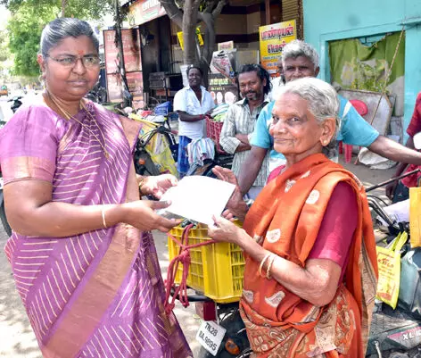 பூத் சிலிப் வழங்கும் பணி துவக்கி வைத்த ஆட்சியர் ! பூத் சிலிப் வழங்கும் பணி துவக்கி வைத்த ஆட்சியர் !