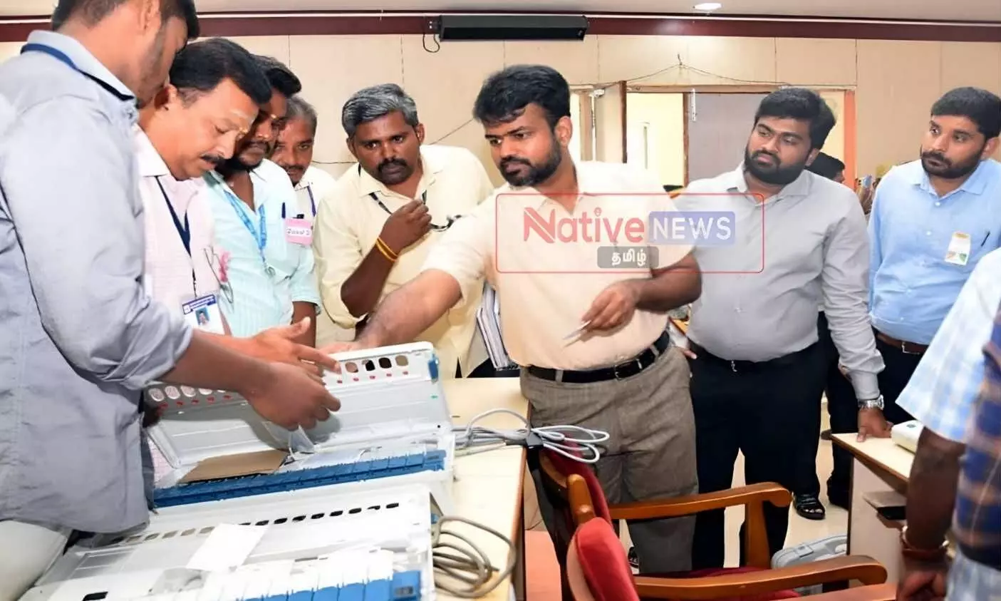 ஈரோடு நாடாளுமன்றத் தொகுதி வாக்குப்பதிவு இயந்திரங்களில் பெயர், சின்னம் பொருத்தும் பணி தீவிரம் ஈரோடு நாடாளுமன்றத் தொகுதி வாக்குப்பதிவு இயந்திரங்களில் பெயர், சின்னம் பொருத்தும் பணி தீவிரம்