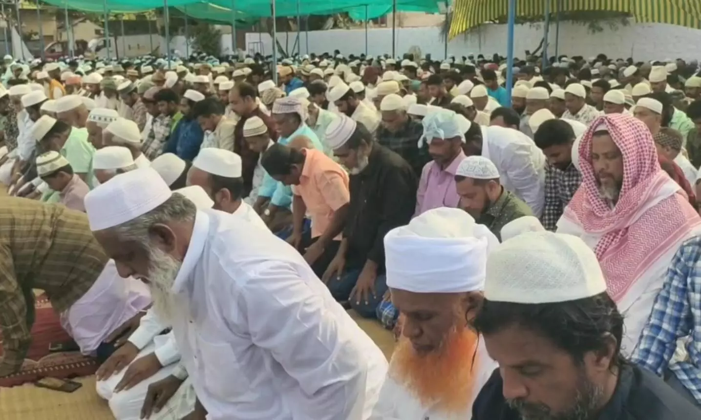 ரமலான் பண்டிகையொட்டி ஈத்கா மைதானத்தில் இஸ்லாமியர்கள் சிறப்பு தொழுகை..! ரமலான் பண்டிகையொட்டி ஈத்கா மைதானத்தில் இஸ்லாமியர்கள் சிறப்பு தொழுகை..!