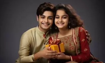 சகோதரி தாவணிகூட சகோதரனுக்கு தாய்மையின் வடிவம்தான், தாயின் முந்தானைப்போல..! சகோதரி தாவணிகூட சகோதரனுக்கு தாய்மையின் வடிவம்தான், தாயின் முந்தானைப்போல..!