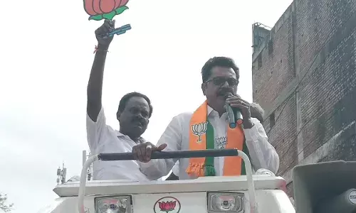 விருதுநகர் தொகுதியில் ராதிகாவிற்கு வாக்கு சேகரித்த நடிகர் சரத்குமார் விருதுநகர் தொகுதியில் ராதிகாவிற்கு வாக்கு சேகரித்த நடிகர் சரத்குமார்