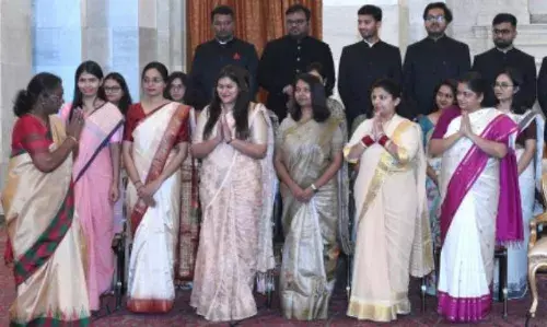 குடியரசுத்தலைவரை சந்தித்த இந்தியப் பொருளாதாரப் பணிப் பயிற்சி அதிகாரிகள் குடியரசுத்தலைவரை சந்தித்த இந்தியப் பொருளாதாரப் பணிப் பயிற்சி அதிகாரிகள்
