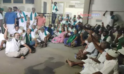 கீழ்பவானியில் தண்ணீர் திறக்கக் கோரி விவசாயிகள் போராட்டம் கீழ்பவானியில் தண்ணீர் திறக்கக் கோரி விவசாயிகள் போராட்டம்