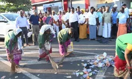 சுட்டெரிக்கும் வெயிலில் கிரிவலப் பாதை தூய்மைப் பணியில் ஈடுபட்ட தூய்மை பணியாளர்கள் சுட்டெரிக்கும் வெயிலில் கிரிவலப் பாதை தூய்மைப் பணியில் ஈடுபட்ட தூய்மை பணியாளர்கள்