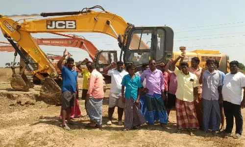அதிகளவு மண் எடுப்பதாக ஹிட்டாச்சி எந்திரங்களை சிறை பிடித்து  கிராம மக்கள் போராட்டம் அதிகளவு மண் எடுப்பதாக ஹிட்டாச்சி எந்திரங்களை சிறை பிடித்து  கிராம மக்கள் போராட்டம்