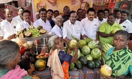 தண்ணீர் பந்தலை திறந்து வைத்த துணை சபாநாயகர் தண்ணீர் பந்தலை திறந்து வைத்த துணை சபாநாயகர்