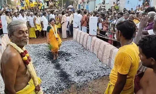 ராஜபாளையம் அருகே சங்கரபாண்டிய புரம் மாரியம்மன் கோயில் பூக்குழி திருவிழா ராஜபாளையம் அருகே சங்கரபாண்டிய புரம் மாரியம்மன் கோயில் பூக்குழி திருவிழா