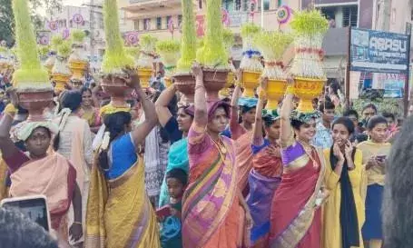 காரியாபட்டி சக்தி மாரியம்மன் கோயில் விழாவில் முளைப்பாரி எடுத்த பெண்கள் காரியாபட்டி சக்தி மாரியம்மன் கோயில் விழாவில் முளைப்பாரி எடுத்த பெண்கள்