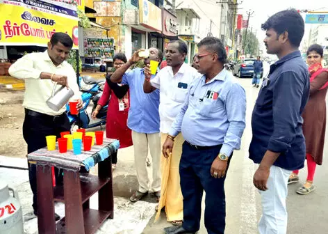 நாமக்கல் நகரில் பொதுமக்களுக்காக தனியார் நிறுவனம் சார்பில் தண்ணீர் பந்தல் திறப்பு நாமக்கல் நகரில் பொதுமக்களுக்காக தனியார் நிறுவனம் சார்பில் தண்ணீர் பந்தல் திறப்பு