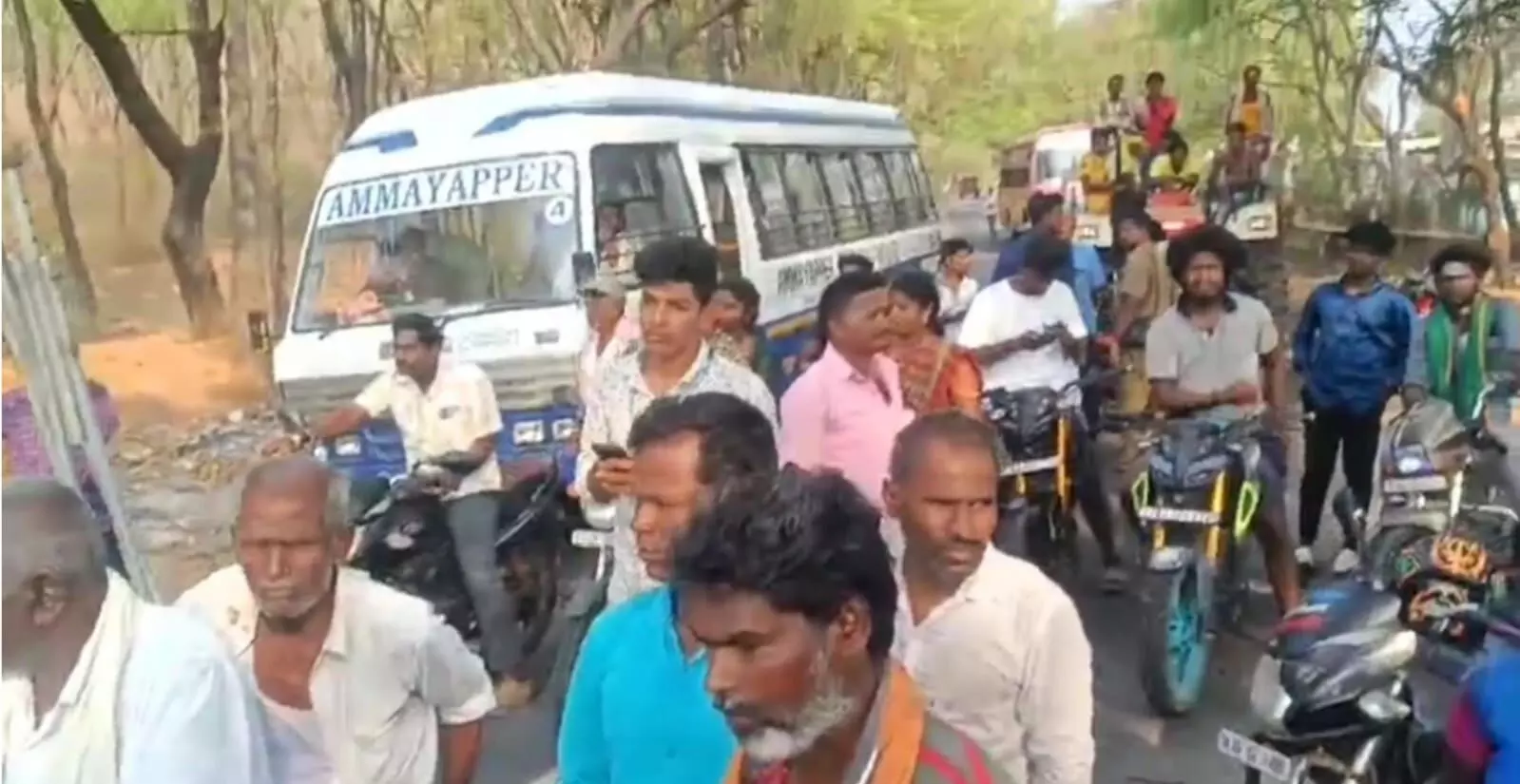 குடிதண்ணீர் வழங்காததை கண்டித்து கிராம மக்கள் சாலை மறியல்! குடிதண்ணீர் வழங்காததை கண்டித்து கிராம மக்கள் சாலை மறியல்!
