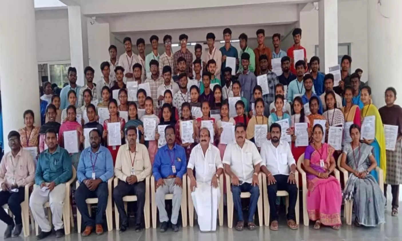 கோபி வெங்கடேஸ்வரா கல்வி நிறுவனங்களில் படித்த 603 மாணவர்களுக்கு பணி நியமன ஆணை கோபி வெங்கடேஸ்வரா கல்வி நிறுவனங்களில் படித்த 603 மாணவர்களுக்கு பணி நியமன ஆணை