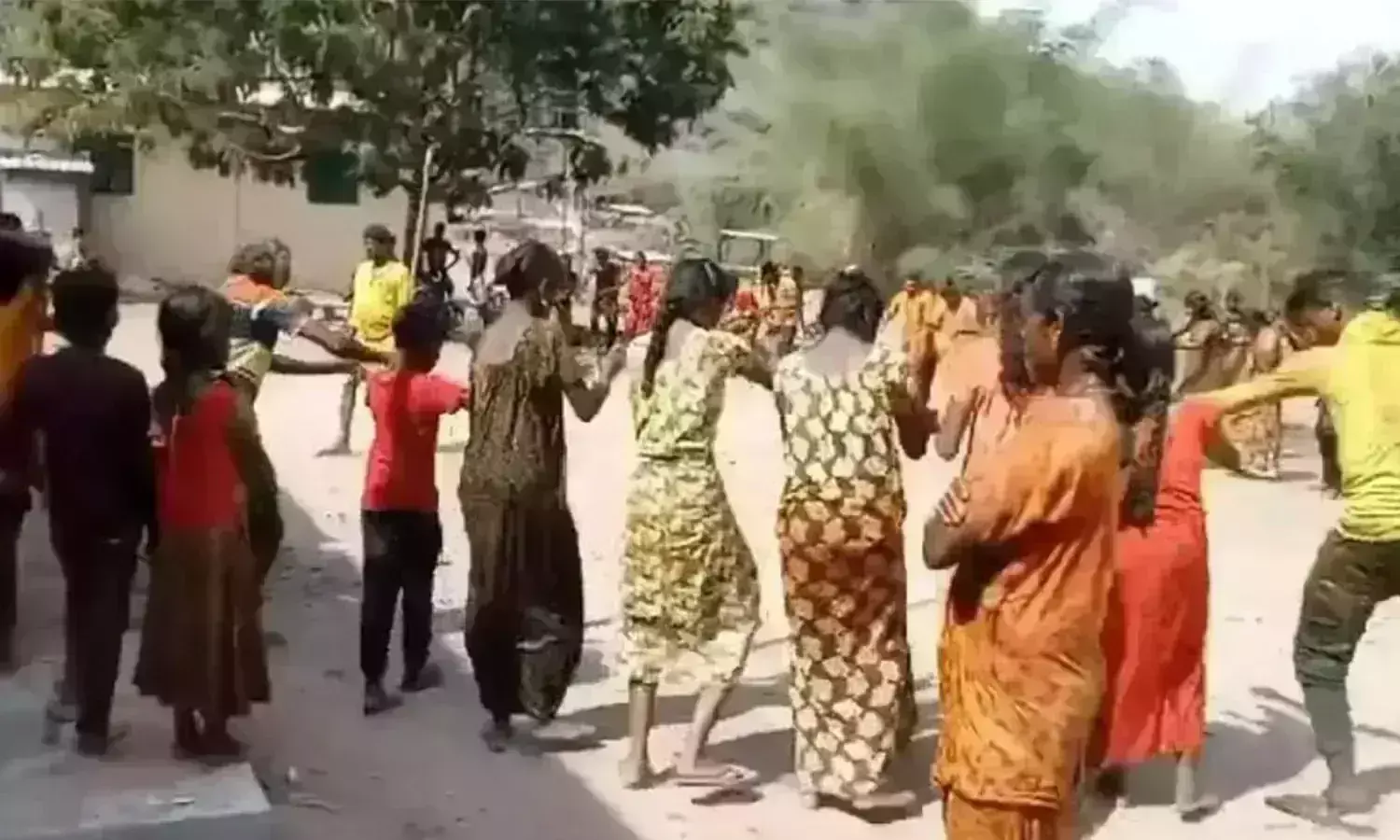 மழை வேண்டி வன தேவதைகளுக்கு விழா எடுத்த மலைவாழ் மக்கள் மழை வேண்டி வன தேவதைகளுக்கு விழா எடுத்த மலைவாழ் மக்கள்