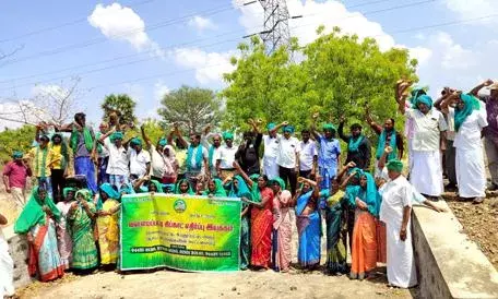 நீர்நிலைகளை மறைத்து சிப்காட்: தடுப்பு அணையில் நின்று விவசாயிகள் ஆர்ப்பாட்டம் நீர்நிலைகளை மறைத்து சிப்காட்: தடுப்பு அணையில் நின்று விவசாயிகள் ஆர்ப்பாட்டம்