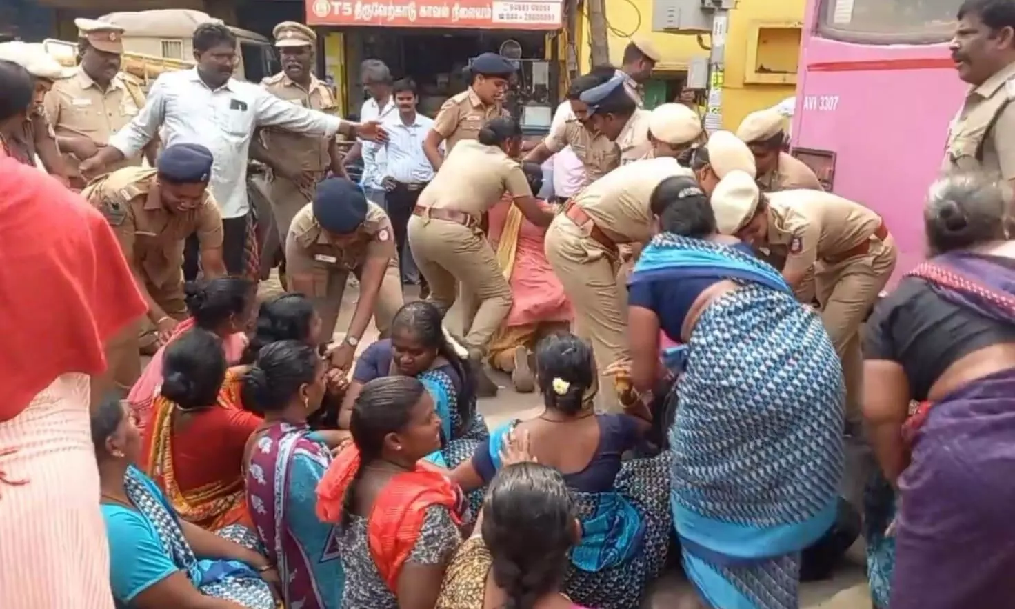 கூவம் ஆற்றின் அருகே வீடுகளை அப்புறப்படுத்த நோட்டீஸ்: மக்கள் சாலை மறியல் கூவம் ஆற்றின் அருகே வீடுகளை அப்புறப்படுத்த நோட்டீஸ்: மக்கள் சாலை மறியல்