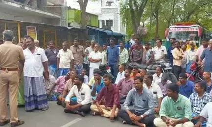 ஆரணி ஏரியில் குப்பை கழிவுகள! பொதுமக்கள் சாலை மறியல்