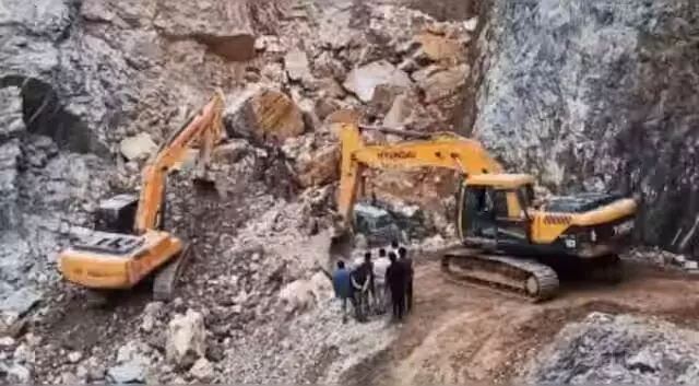 மிசோரம் கல் குவாரி இடிந்து விழுந்ததில் 10 பேர் உயிரிழப்பு, பலரைக் காணவில்லை மிசோரம் கல் குவாரி இடிந்து விழுந்ததில் 10 பேர் உயிரிழப்பு, பலரைக் காணவில்லை