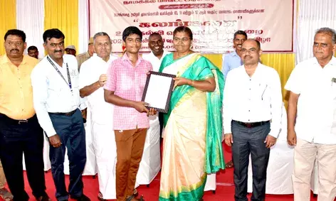 மாணவர்கள் கவனம் சிதறாமல் படித்தால்  மட்டுமே உயர்ந்த நிலையை அடைய முடியும்  - மாவட்ட கலெக்டர் அறிவுரை மாணவர்கள் கவனம் சிதறாமல் படித்தால்  மட்டுமே உயர்ந்த நிலையை அடைய முடியும்  - மாவட்ட கலெக்டர் அறிவுரை