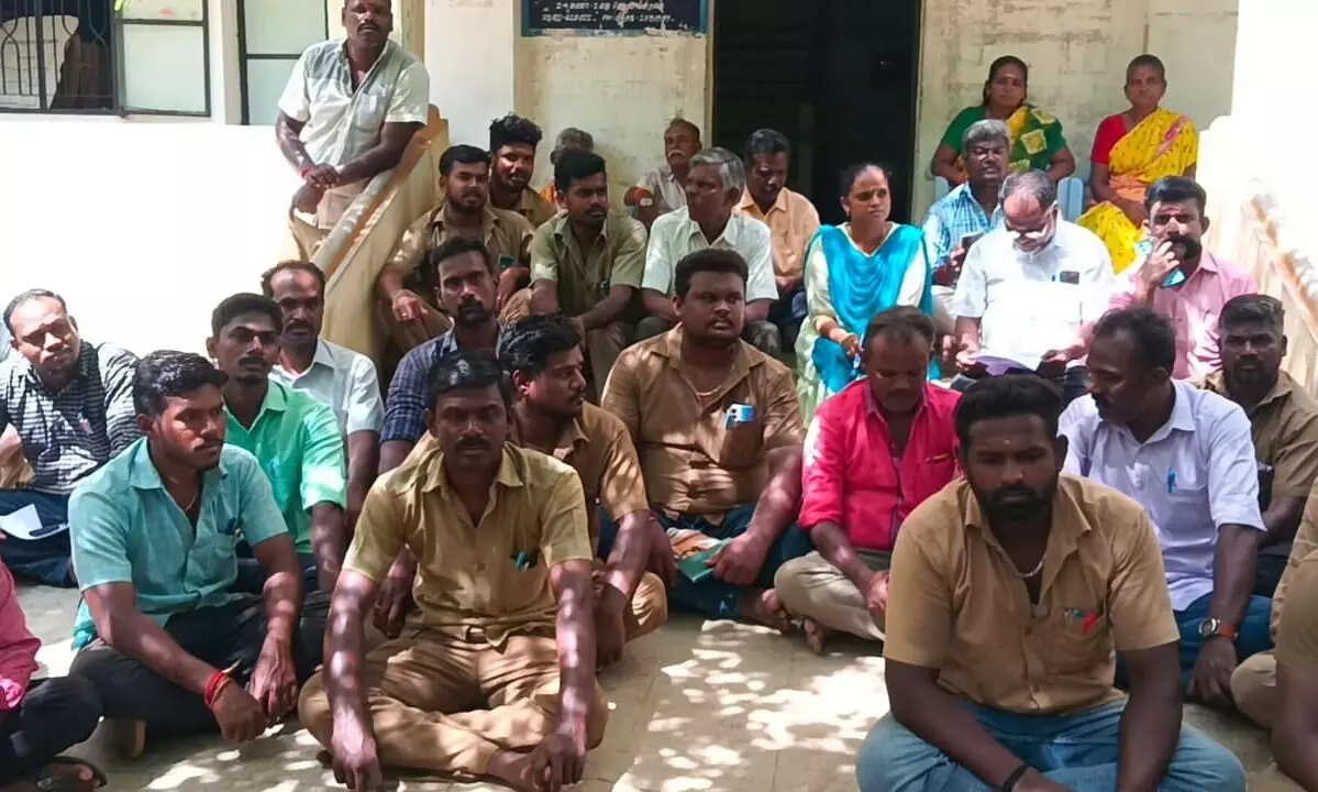 உசிலம்பட்டியில், மின் வாரிய ஊழியர்கள் திடீர் வேலை நிறுத்த போராட்டம்...! உசிலம்பட்டியில், மின் வாரிய ஊழியர்கள் திடீர் வேலை நிறுத்த போராட்டம்...!