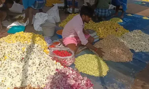 உசிலம்பட்டி சந்தையில் பூக்கள் விலை உயர்வு: விவசாயிகள் மகிழ்ச்சி உசிலம்பட்டி சந்தையில் பூக்கள் விலை உயர்வு: விவசாயிகள் மகிழ்ச்சி
