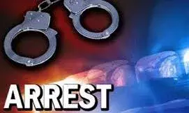 குமாரபாளையத்தில் மது, புகையிலை பொருட்கள் விற்பனை: 3 பேர் கைது குமாரபாளையத்தில் மது, புகையிலை பொருட்கள் விற்பனை: 3 பேர் கைது