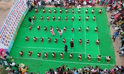 கும்மிடிப்பூண்டியில் யோகாசனம் செய்து நோவா உலக சாதனை கும்மிடிப்பூண்டியில் யோகாசனம் செய்து நோவா உலக சாதனை