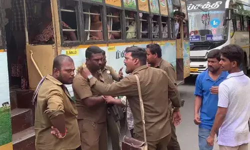 அரசு பேருந்து மற்றும் தனியார் பேருந்து ஓட்டுநர்கள் இடையே வாக்குவாதம் ; போக்குவரத்து பாதிப்பு