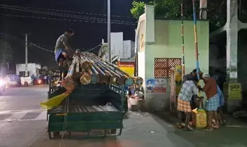 பள்ளிபாளையத்தில் தேர்தலுக்கு பின்னர் கொடிக்கம்பங்களை மீண்டும் நடும் பணி தீவிரம்..! பள்ளிபாளையத்தில் தேர்தலுக்கு பின்னர் கொடிக்கம்பங்களை மீண்டும் நடும் பணி தீவிரம்..!